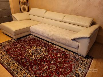 Divano in pelle bianco. 