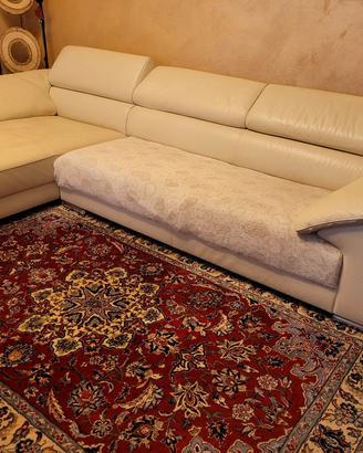 Divano in pelle bianco. 