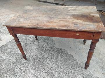 tavolo con gambe tornite e cassetto da restaurare