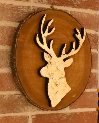 Testa di cervo in foglia oro con illuminazione 