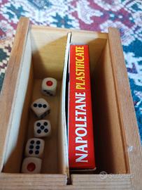 Contenitore in legno con carte 