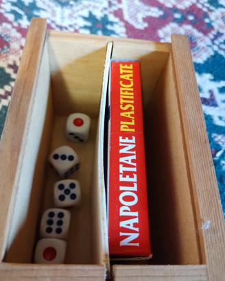 Contenitore in legno con carte 