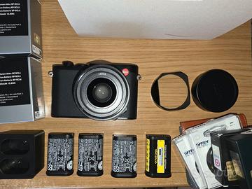 Leica Q3 con molti accessori