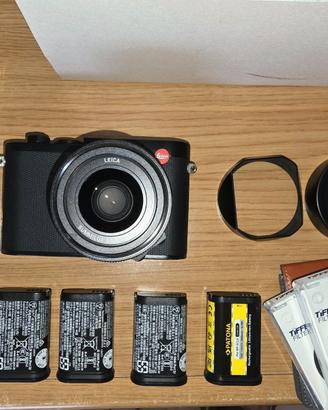Leica Q3 con molti accessori