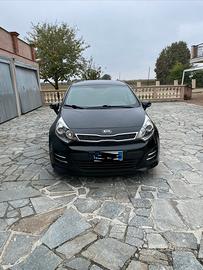Kia Rio 1.4 CREDi -181.000km tenuta bene