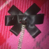 Spilla con fiocco di raso e strass