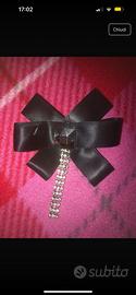 Spilla con fiocco di raso e strass