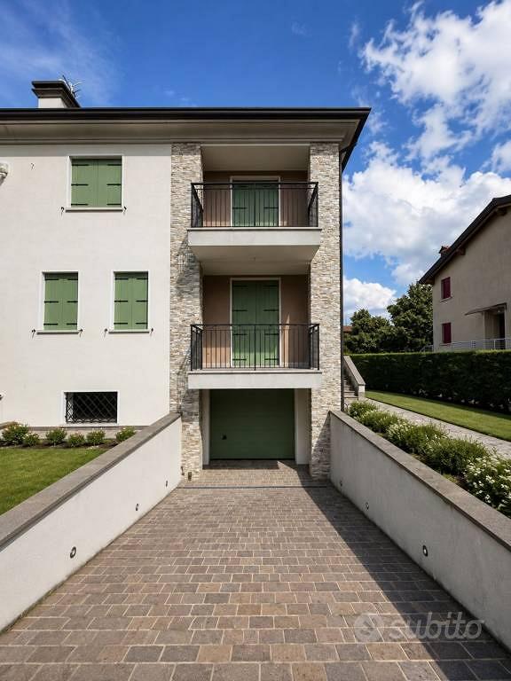 Villa di 300 m² con più di 5 locali e box auto dop - Altro