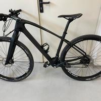 Mtb in carbonio taglia M vista e presa