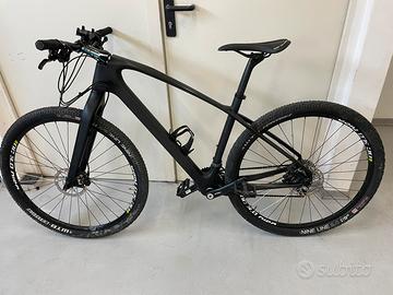 Mtb in carbonio taglia M vista e presa