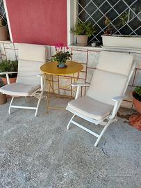 Due poltrone e tavolino  di qualità 