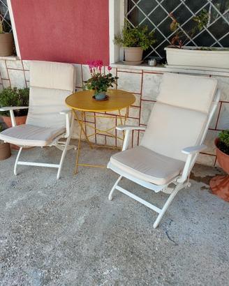Due poltrone e tavolino  di qualità 