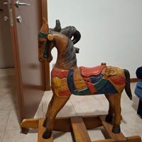 CAVALLO A DONDOLO IN LEGNO