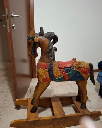 CAVALLO A DONDOLO IN LEGNO