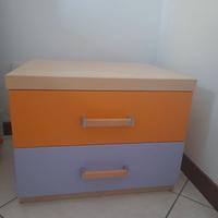 Due comodini letto con cassetti di colore arancio