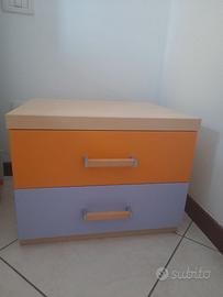 Due comodini letto con cassetti di colore arancio