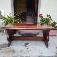 2 poltrone e un tavolino 