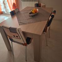 Tavolo e 4 sedie