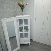 vetrinetta in legno bianca più specchiera