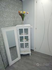 vetrinetta in legno bianca più specchiera