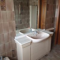 Mobile bagno con piano in marmo, lavabo ad incasso