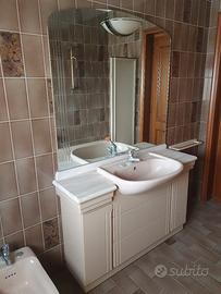 Mobile bagno con piano in marmo, lavabo ad incasso