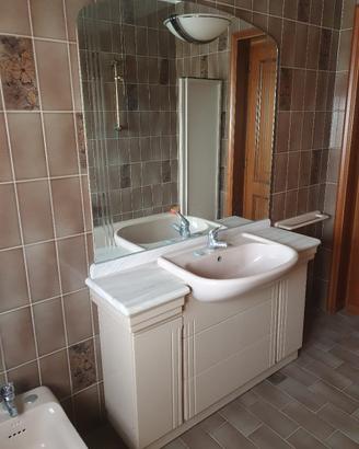 Mobile bagno con piano in marmo, lavabo ad incasso