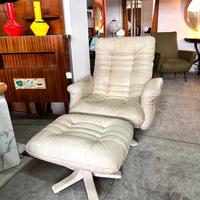 Poltrona e poggiapiedi in pelle, Svizzera anni '90