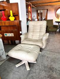 Poltrona e poggiapiedi in pelle, Svizzera anni '90