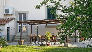 Rustico / Casale di 202 m² con più di 5 locali e b