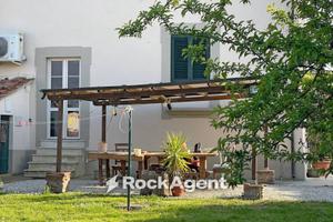 Rustico / Casale di 202 m² con più di 5 locali e b