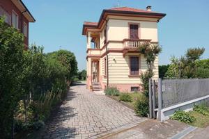 Villa di 300 m² con 4 locali e box auto doppio a V