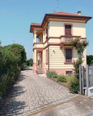 Villa di 300 m² con 4 locali e box auto doppio a V