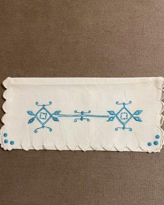 Vintage ricamo azzurro su cotone lavorato a mano