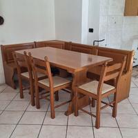 Tavolo in legno con panca e sedie