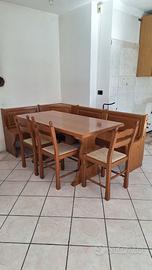Tavolo in legno con panca e sedie
