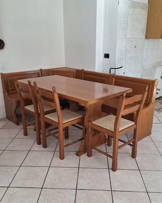 Tavolo in legno con panca e sedie