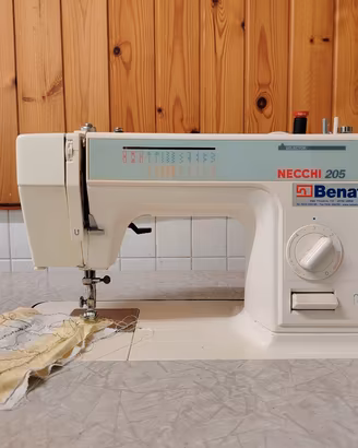 macchina da cucire Necchi  205