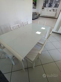 Tavolo con sedie