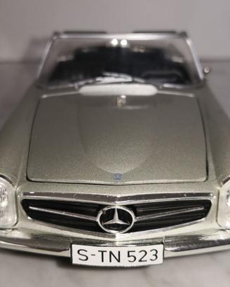 1/24 DIECAST MODEL MERCEDES 230 SL (1965)