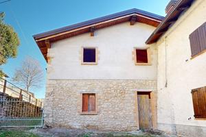 Charme e Potenziale: Porzione di Casa con Giardino