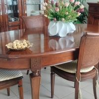 Tavolo pregiato con sedie