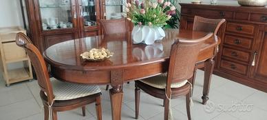Tavolo pregiato con sedie