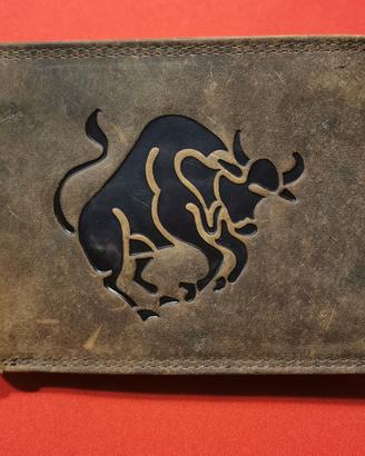 Portafoglio in pelle marrone con toro inciso