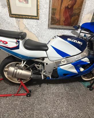 Moto Suzuki