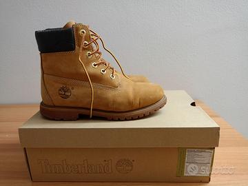 Scarpe simili 2024 alle timberland