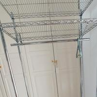 scaffale  con appendiabiti in acciaio cromato 