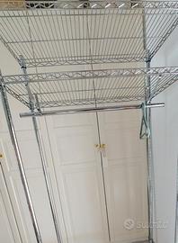scaffale  con appendiabiti in acciaio cromato 