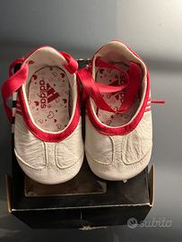Scarpe neonata