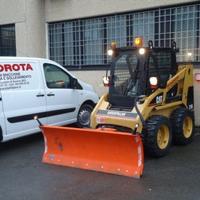 Cat 216 con lama turbina Honda